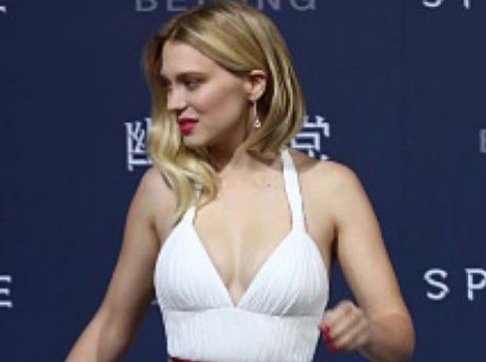 Tiem 2 mui vaccine, my nhan 007 van mac Covid-19 hinh anh