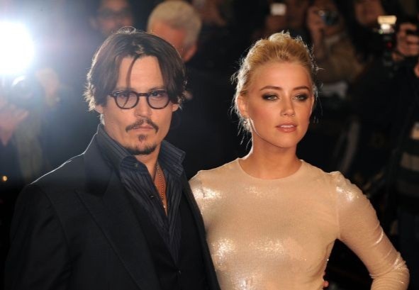 Canh sat tham van nguoi ung ho Johnny Depp hinh anh