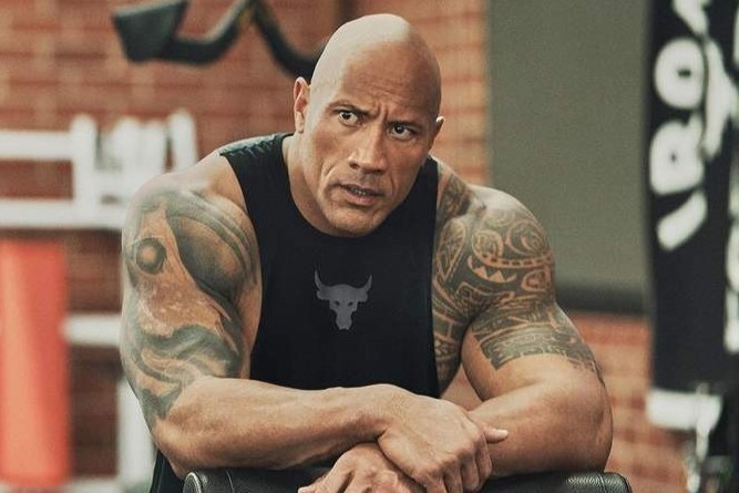 The Rock tang 10.000 USD cho nhan vien doan phim hinh anh