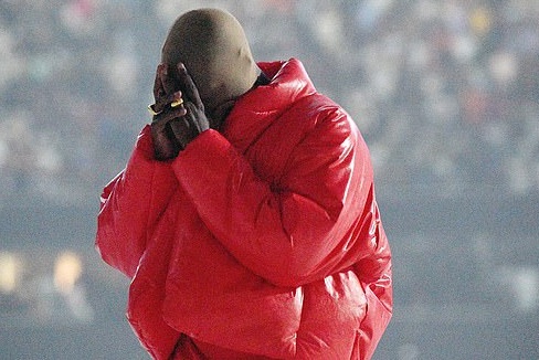 Kanye West khoc khi hat ve hon nhan do vo hinh anh