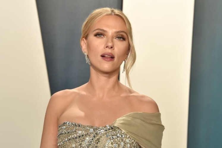 Disney bi chi trich khi phat ngon ve Scarlett Johansson hinh anh