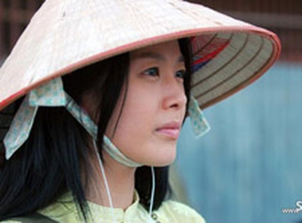 Lee Young Ah to chuc cuoi o nha tho hinh anh