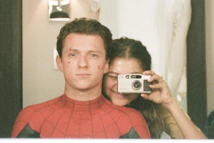 Anh Tom Holland va Zendaya o hau truong phim hinh anh