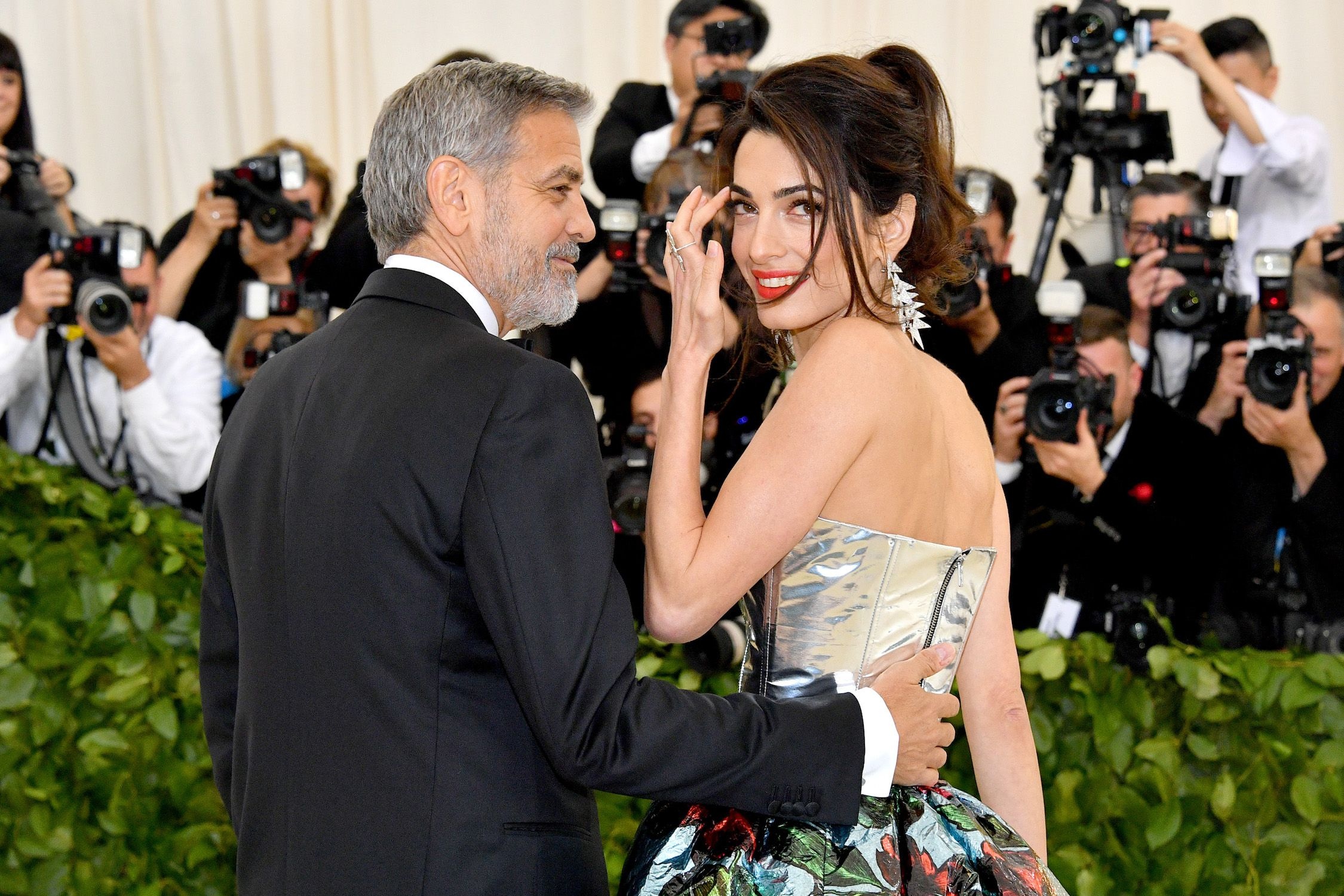 George Clooney cam vo con xem phim sieu anh hung minh dong hinh anh