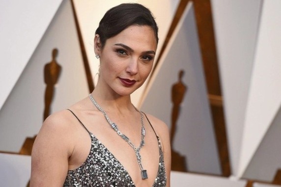 Gal Gadot vao vai me ke cua Bach Tuyet hinh anh