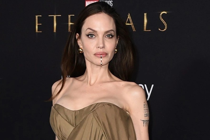 Angelina Jolie phan ung khi ‘Eternals’ bi cam chieu hinh anh