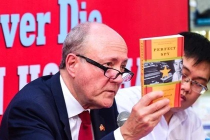 GS Larry Berman: Toi viet sach, sang tao cho phim do Charlie Nguyen lo hinh anh