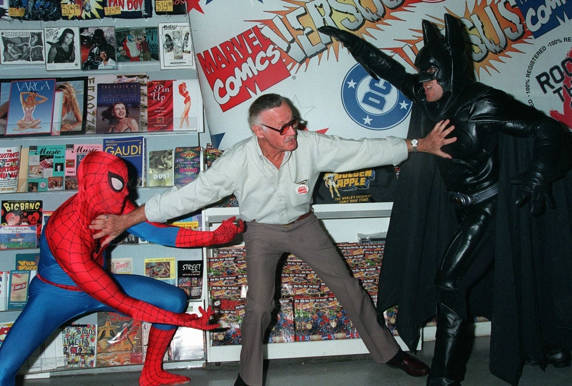 Phim ve cuoc doi dau giua DC va Marvel hinh anh