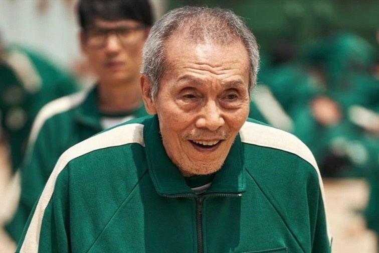 Trum cuoi 'Squid Game' nhan giai Qua cau Vang 2022 hinh anh