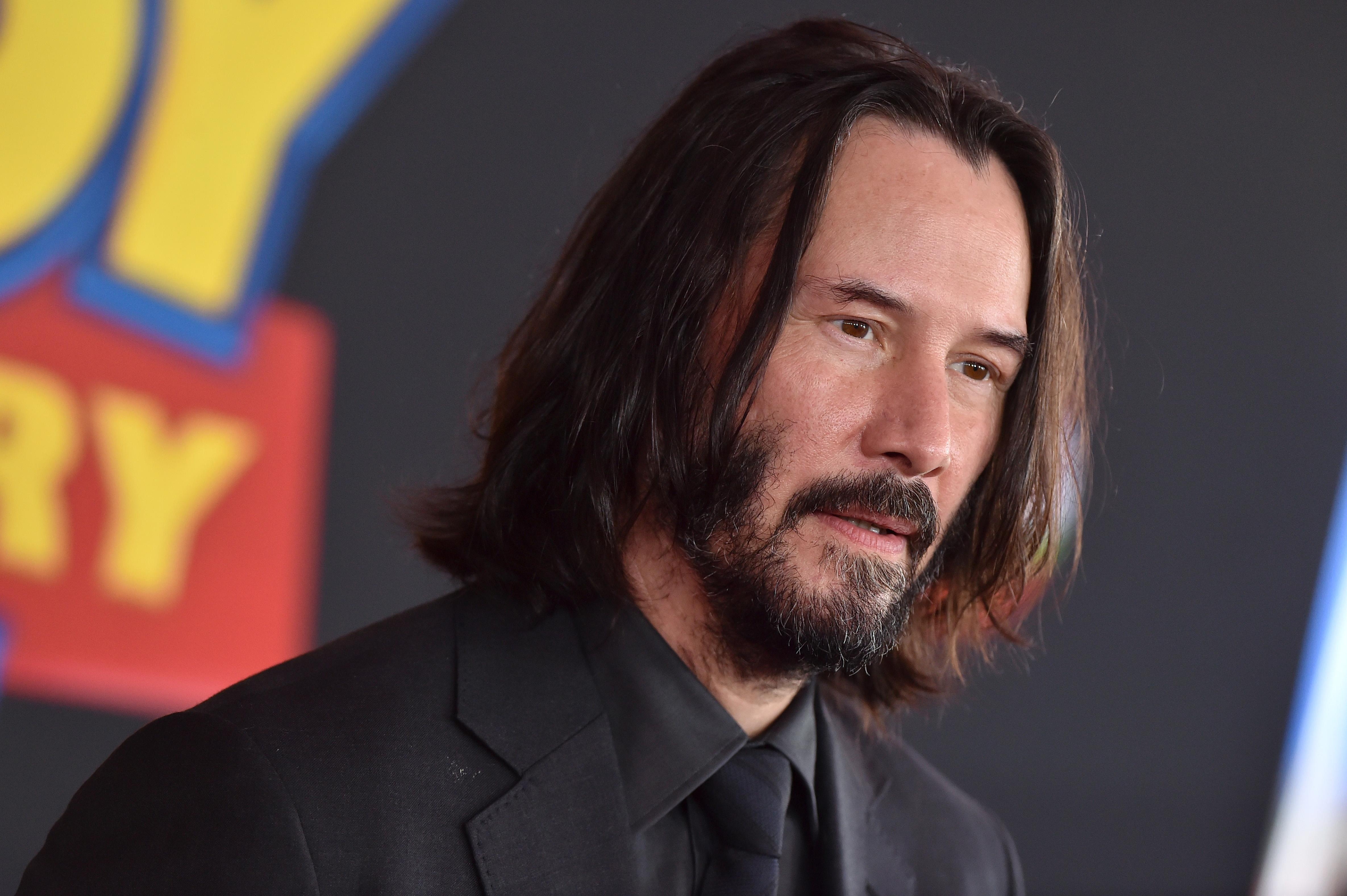 Keanu Reeves cam thay xau ho vi giau co hinh anh
