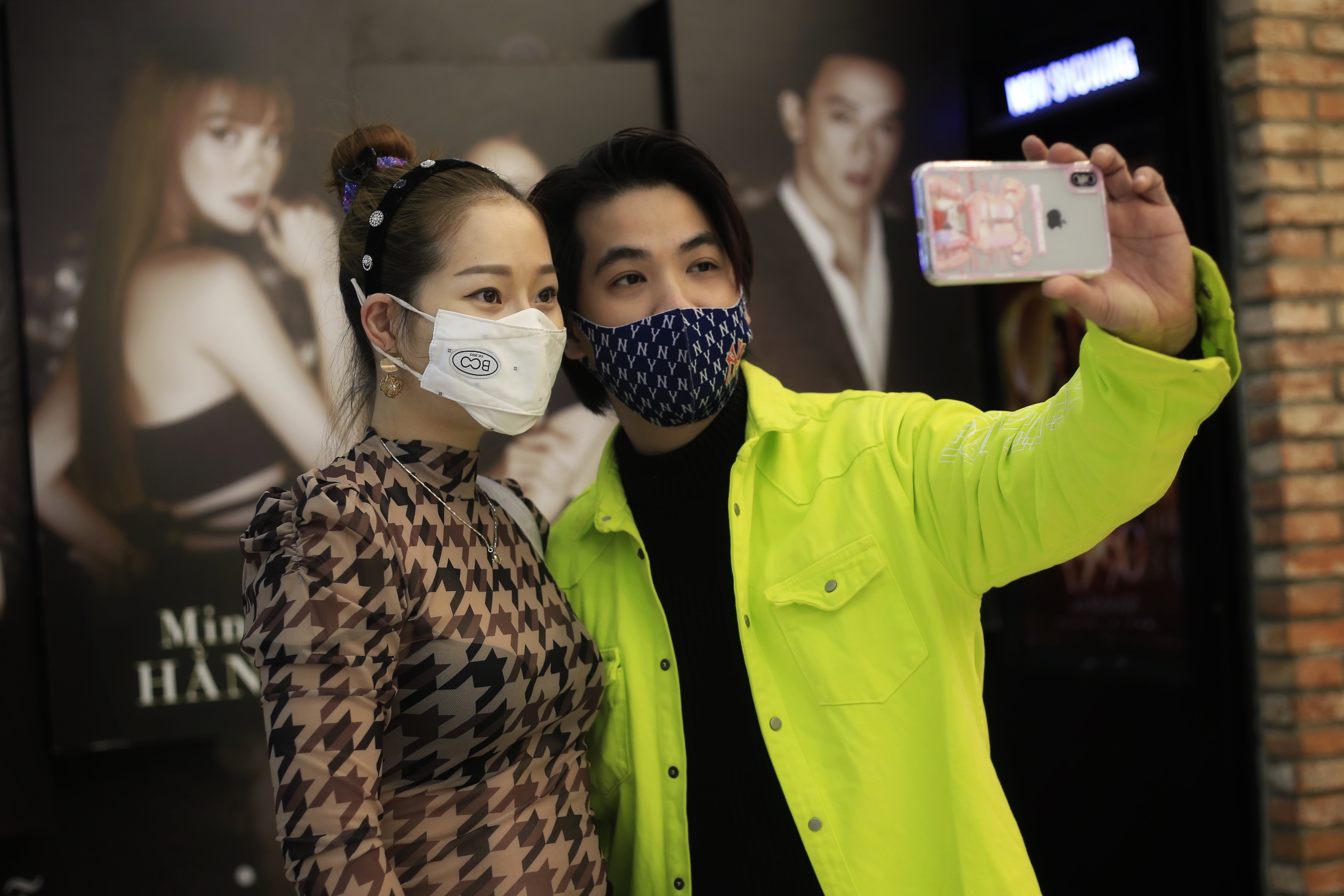 Khan gia Ha Noi hao hung trong ngay dau rap phim mo cua hinh anh