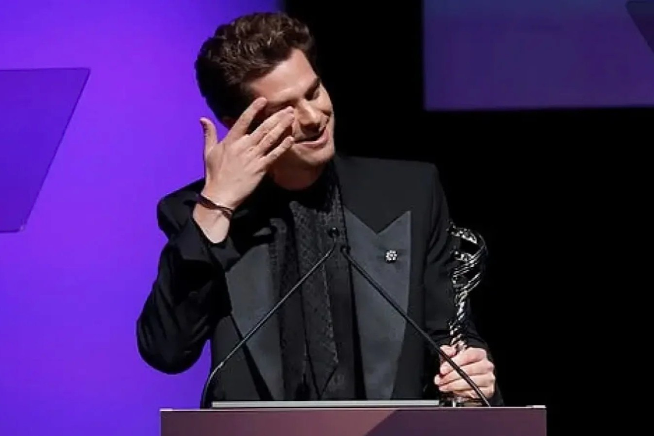 Andrew Garfield khoc tren san khau le trao giai hinh anh