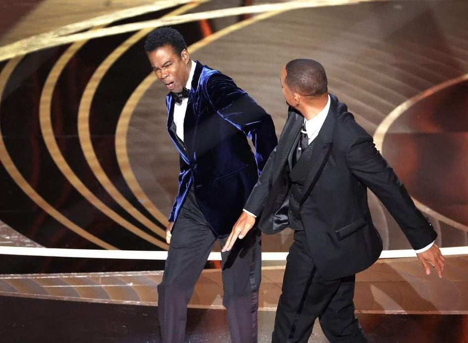 Will Smith danh Chris Rock ngay truoc khi nhan giai Oscar hinh anh