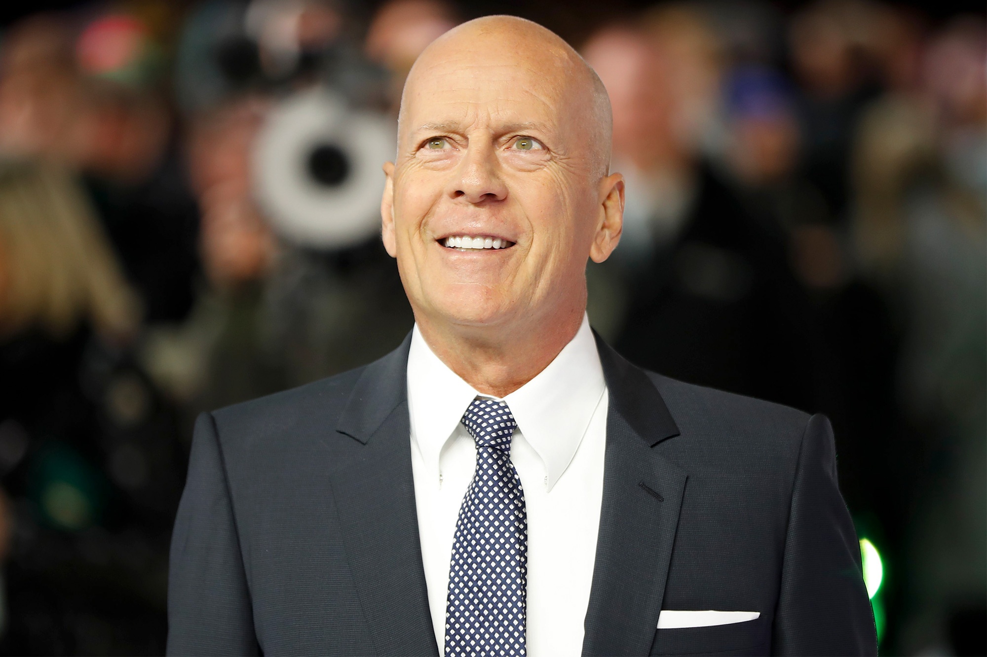 Bruce Willis dung dong phim vi hoi chung bat luc ngon ngu hinh anh