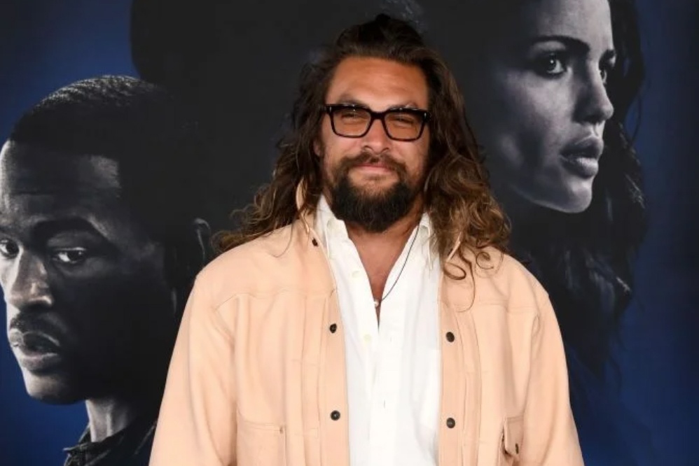 Jason Momoa bat tay Charlize Theron trong 'Fast & Furious 10' hinh anh
