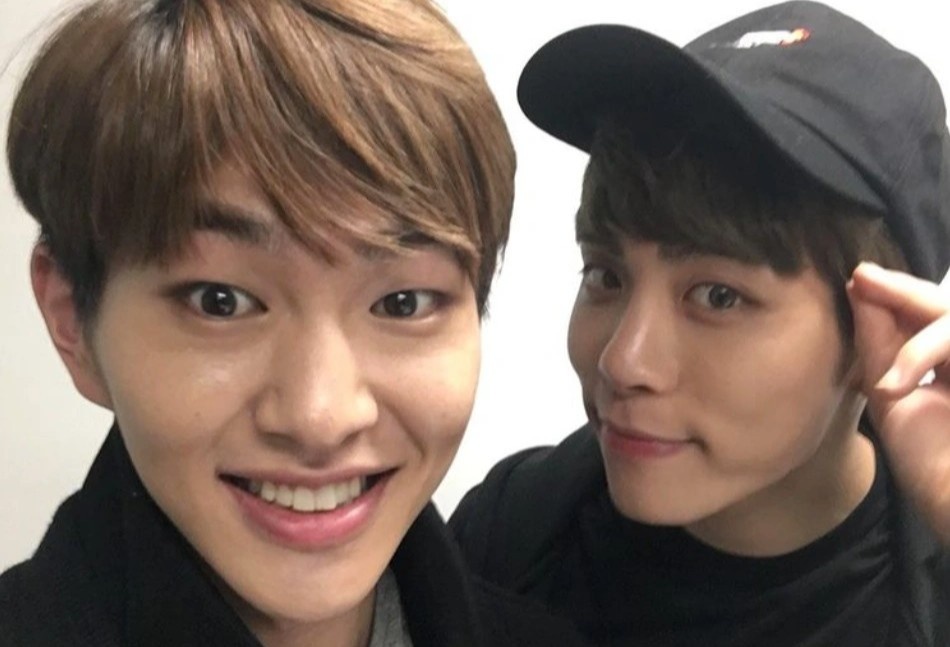 Nhom Shinee tuong nho Jong Hyun hinh anh