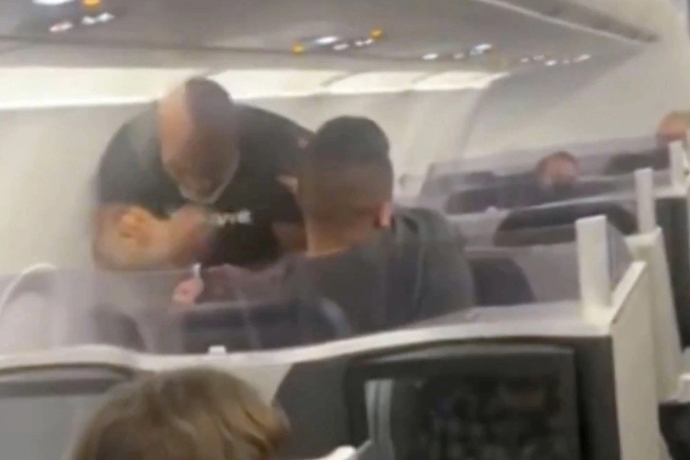 Video Mike Tyson dam nguoi tren may bay hinh anh