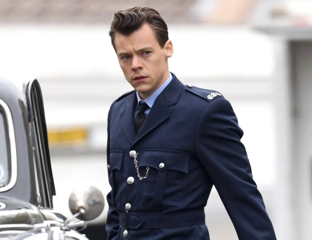 Harry Styles cam thay bi ton thuong khi dong canh 18+ hinh anh