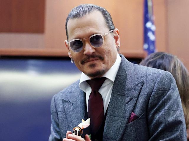 Johnny Depp bieu dien o su kien am nhac hinh anh