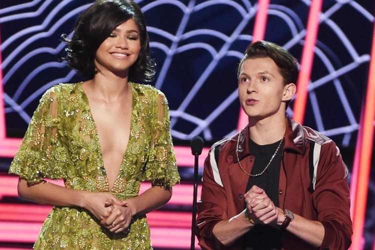 Tom Holland va Zendaya cung thang lon tai MTV 2022 hinh anh
