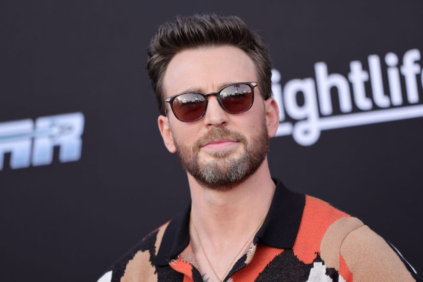 Phim moi cua Chris Evans bi cam chieu o Saudi Arabia vi mot canh hon hinh anh