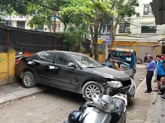 Phut xe Toyota Camry can chet nguoi khi lui trong ngo hinh anh