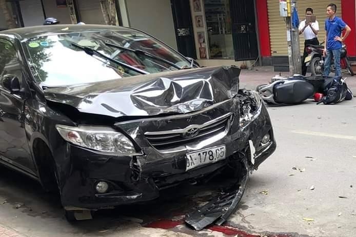 Nguoi di xe may nhap vien sau khi 2 oto tong nhau hinh anh