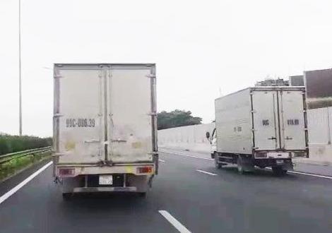 Khong nhuong duong cho xe uu tien, xe tai bi xu phat hinh anh