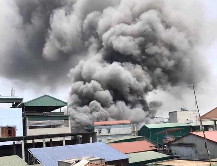 Xưởng gỗ bốc cháy ngùn ngụt ảnh 1 Xuong go boc chay ngun ngut anh 1