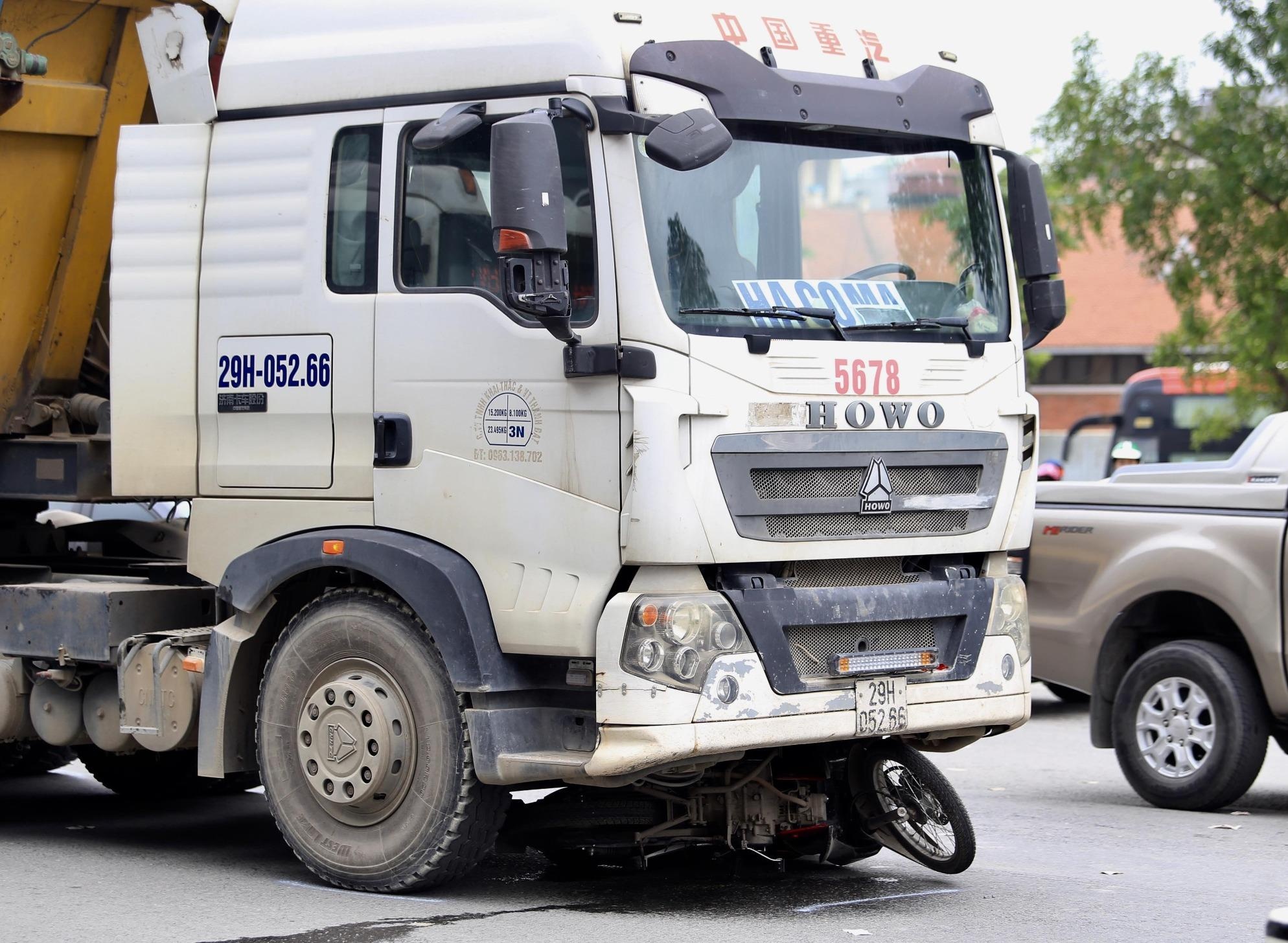 Nguoi dan ong tu vong sau pha va cham voi xe Howo hinh anh