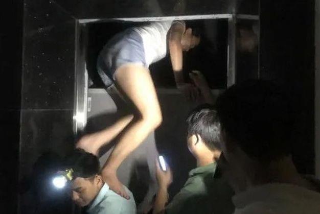 Nhieu nguoi mac ket trong thang may khi chung cu mat dien hinh anh