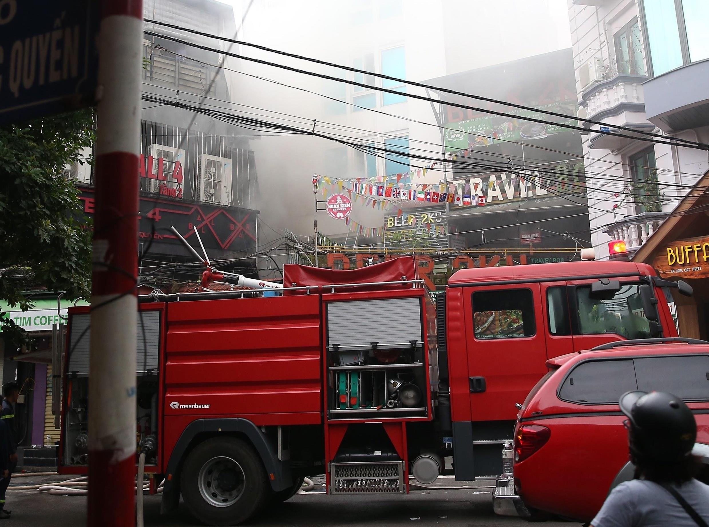 Chay o pho co, khach du lich nhay tu tang 2 thao chay hinh anh