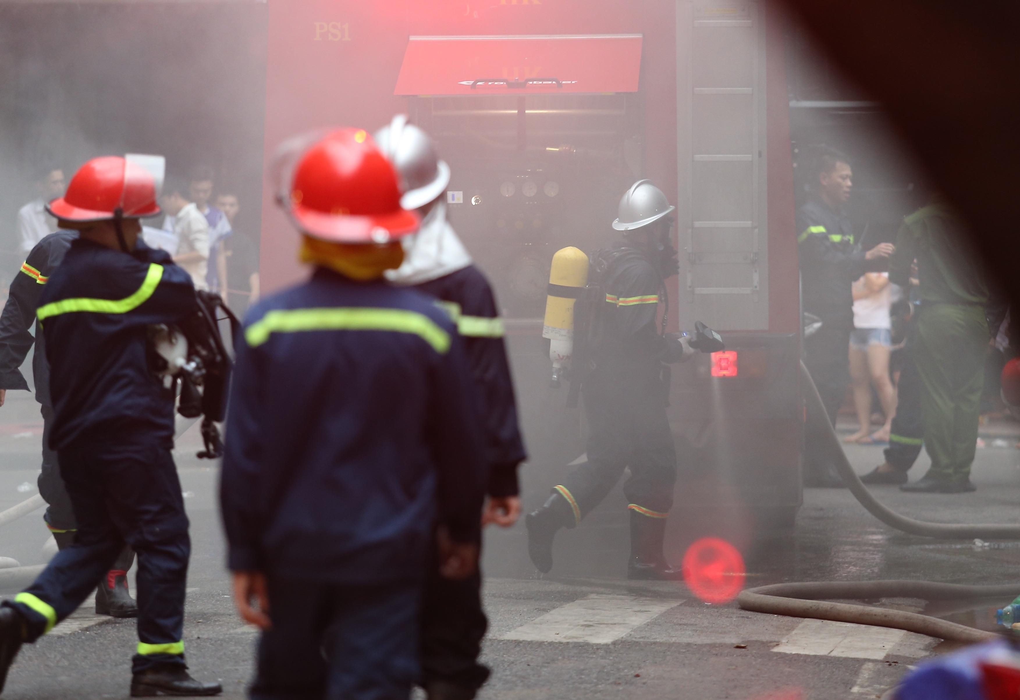 cháy ở phố cổ, khách du lịch hoảng loạn ảnh 2 chay o pho co, khach du lich hoang loan anh 2