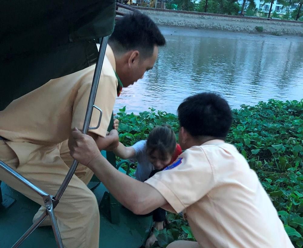 Co gai mien Tay nhay song tu tu o Hai Phong hinh anh