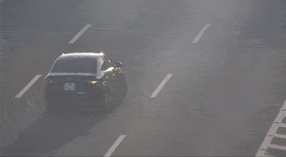 Xe bon phanh 'chay banh' de ne xe hop lui tren cao toc hinh anh