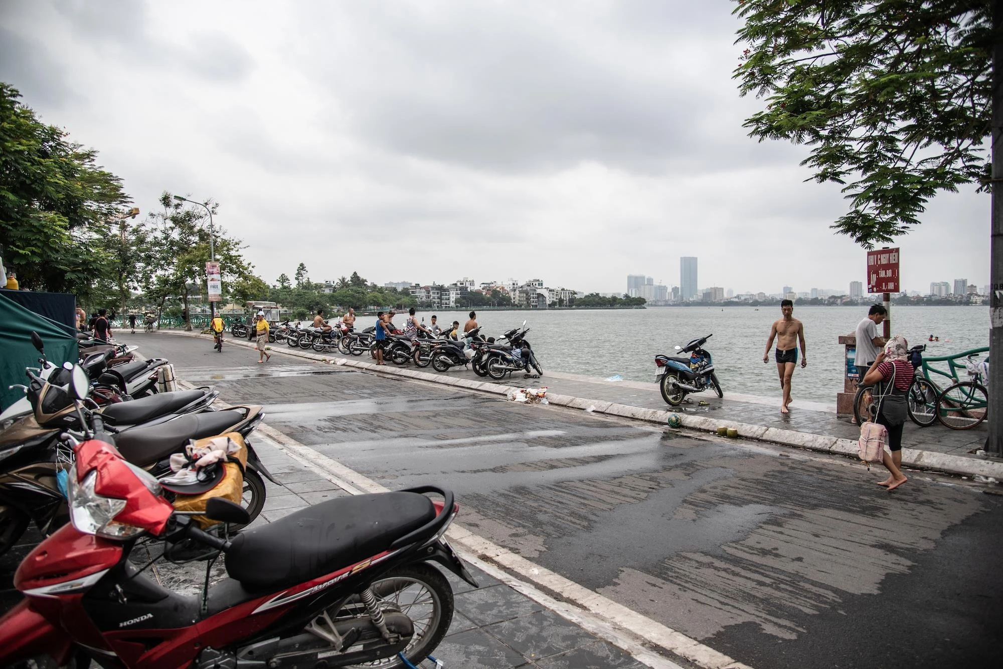 Nguoi dan giai nong tai Ho Tay anh 1