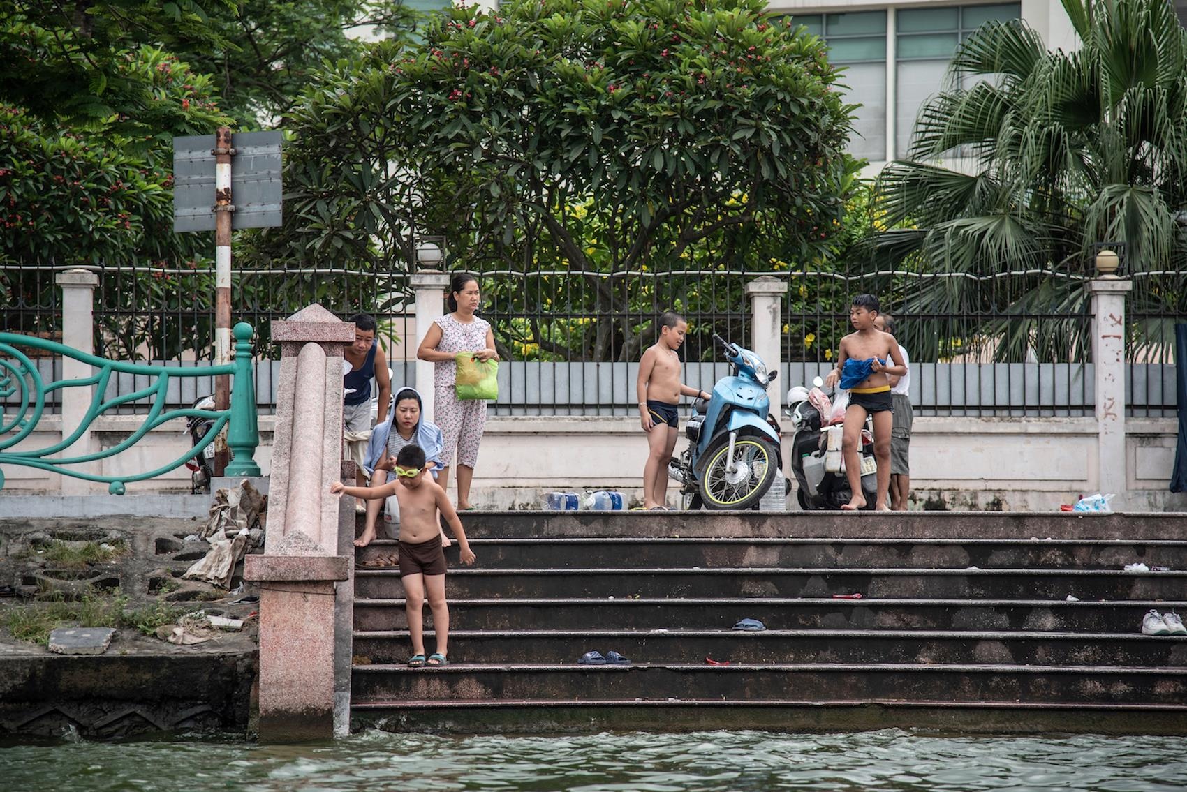 Nguoi dan giai nong tai Ho Tay anh 3
