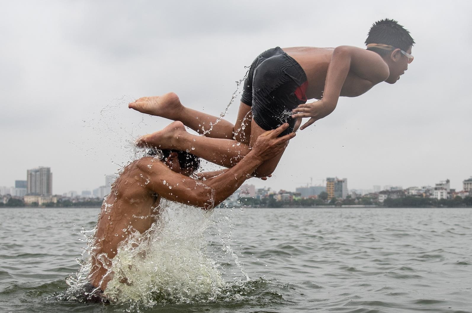 Bai tam o ho Tay giua nhung ngay nang nong hinh anh