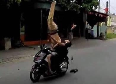 CSGT bi hat vang khi dung xe vi pham hinh anh