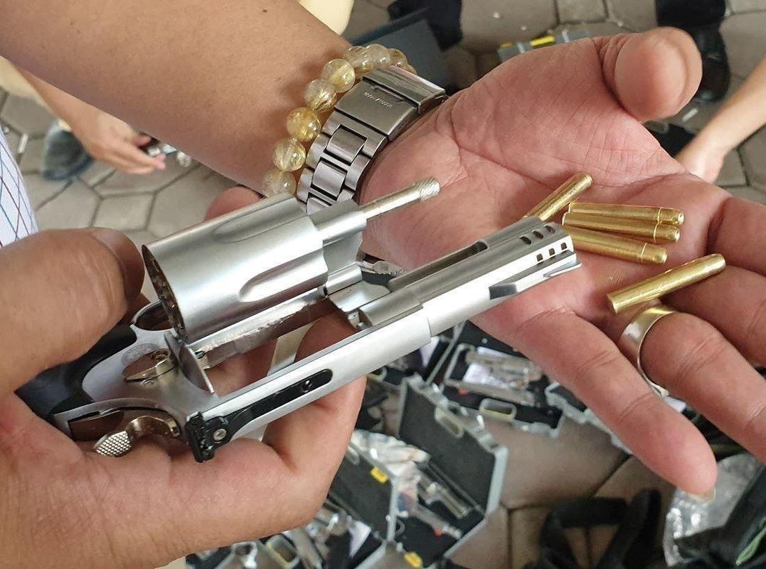 Nu tai xe van chuyen 19 khau sung tu che hinh anh