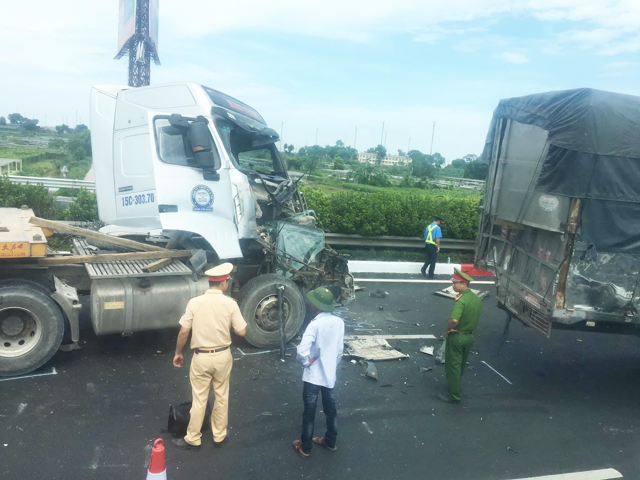 Xe container dam duoi xe tai, cao toc Phap Van un tac keo dai hinh anh