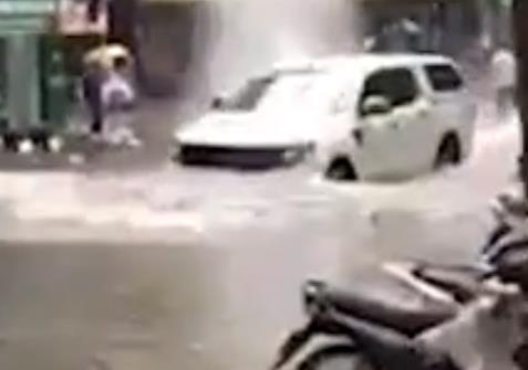 Xe ban tai phong nhanh duoi duong ngap nuoc gay tranh cai hinh anh