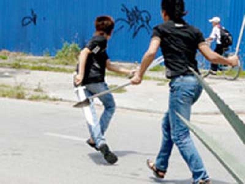 Nam thanh nien cam kiem chem toi tap bao ve Dien may Xanh hinh anh