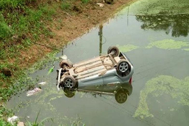 Nam thanh nien tu vong trong xe taxi lat ngua duoi ao hinh anh