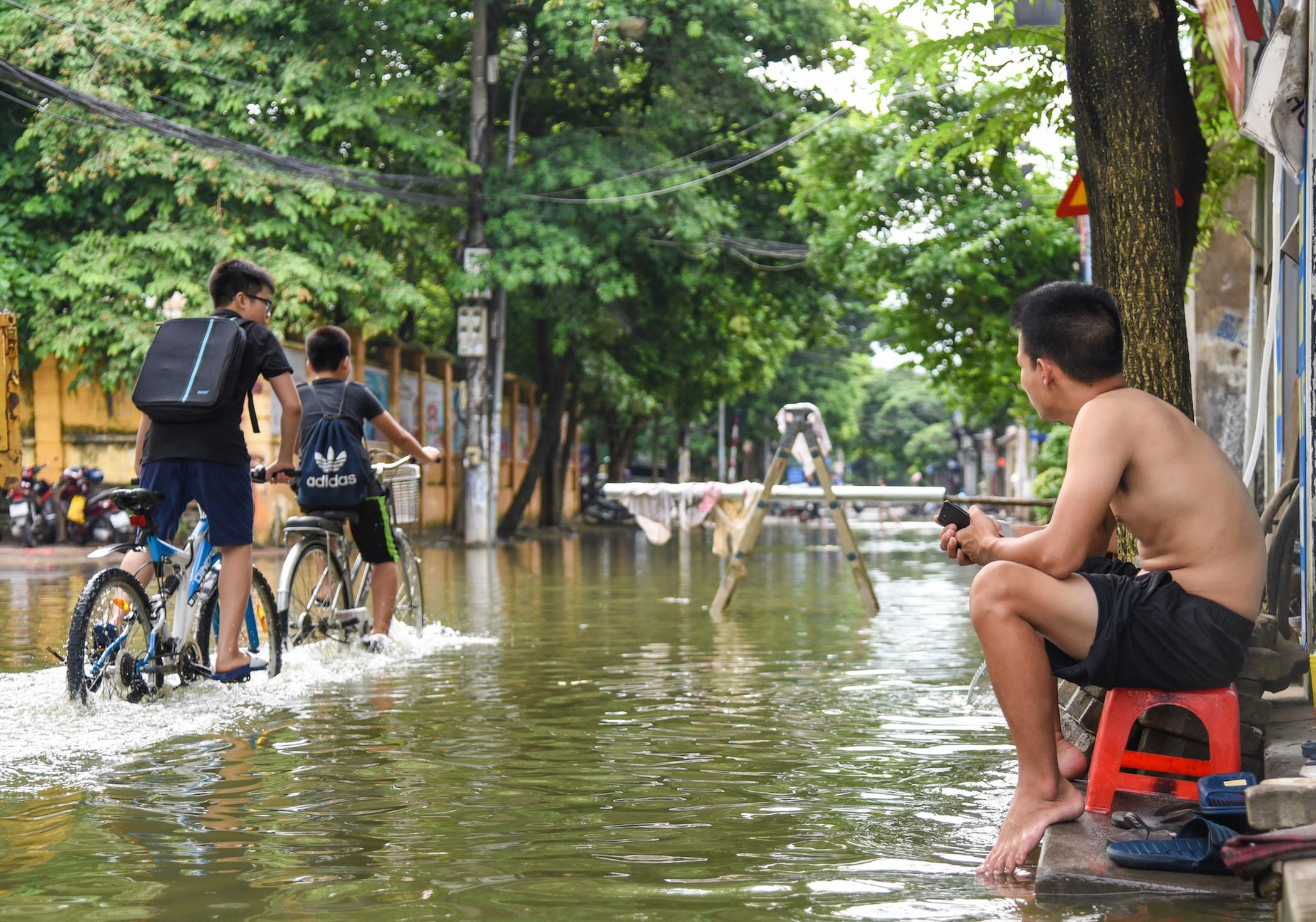 Con pho giua Ha Noi ngap ung nhieu ngay anh 10