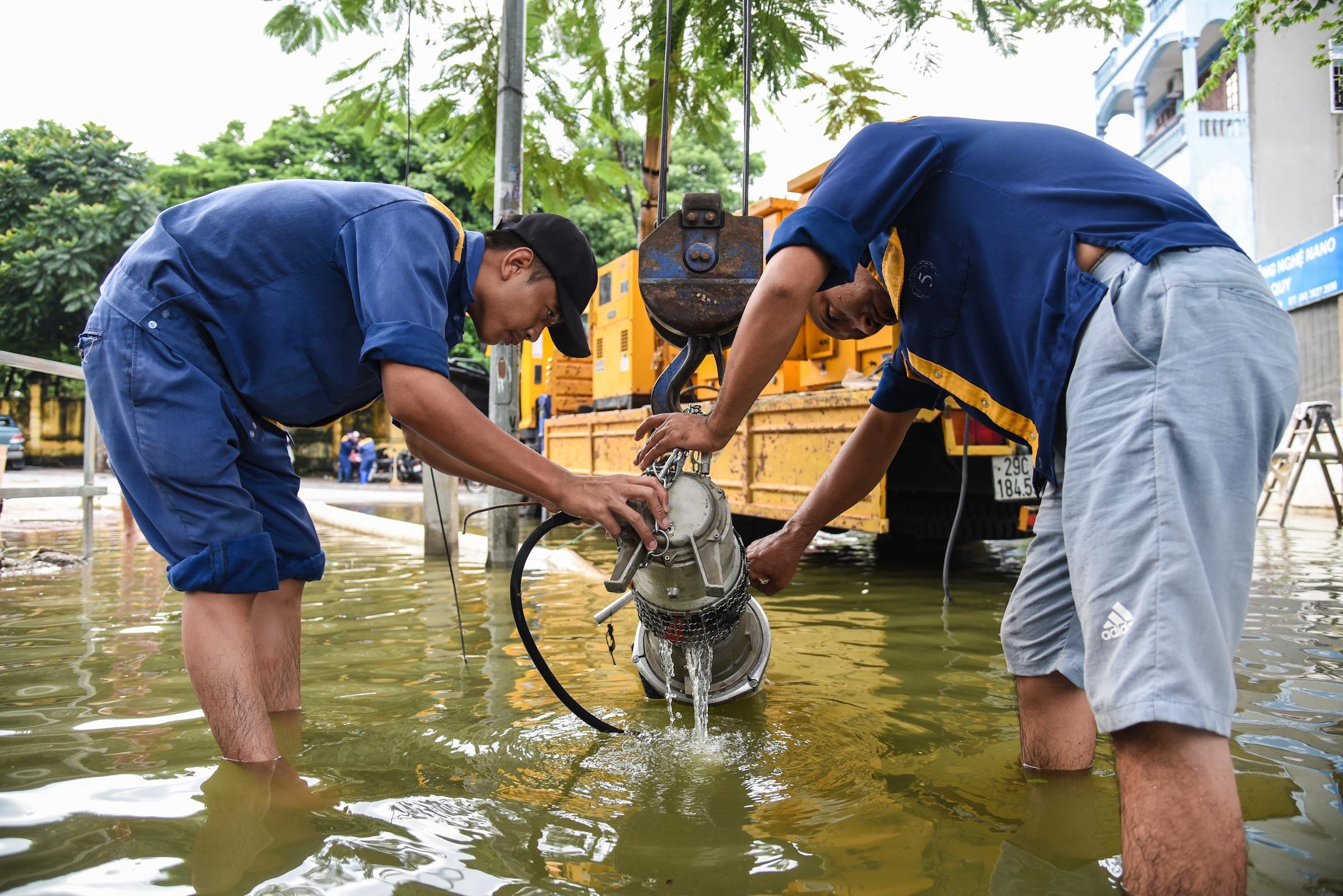Con pho giua Ha Noi ngap ung nhieu ngay anh 11
