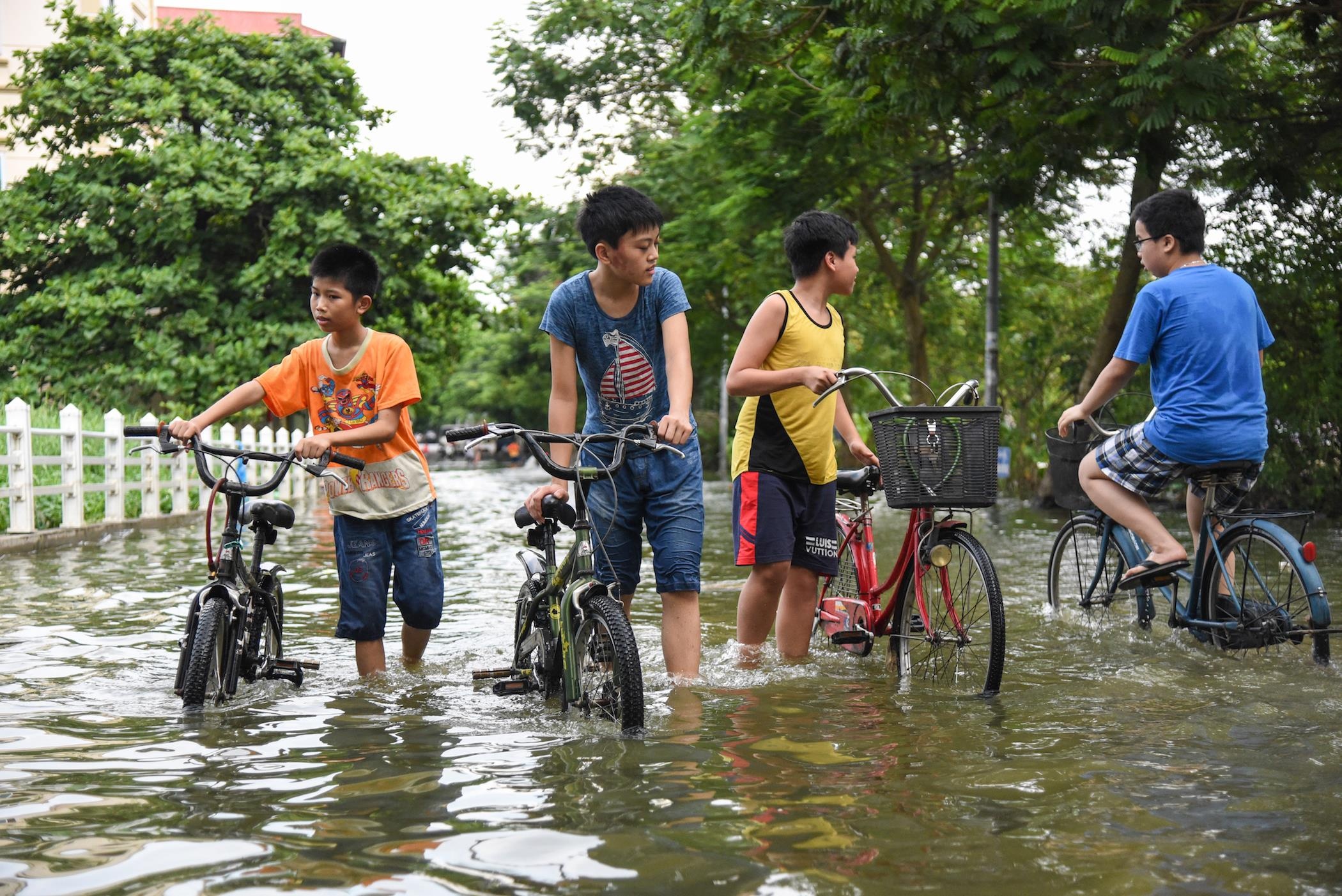 Con pho giua Ha Noi ngap ung nhieu ngay anh 12