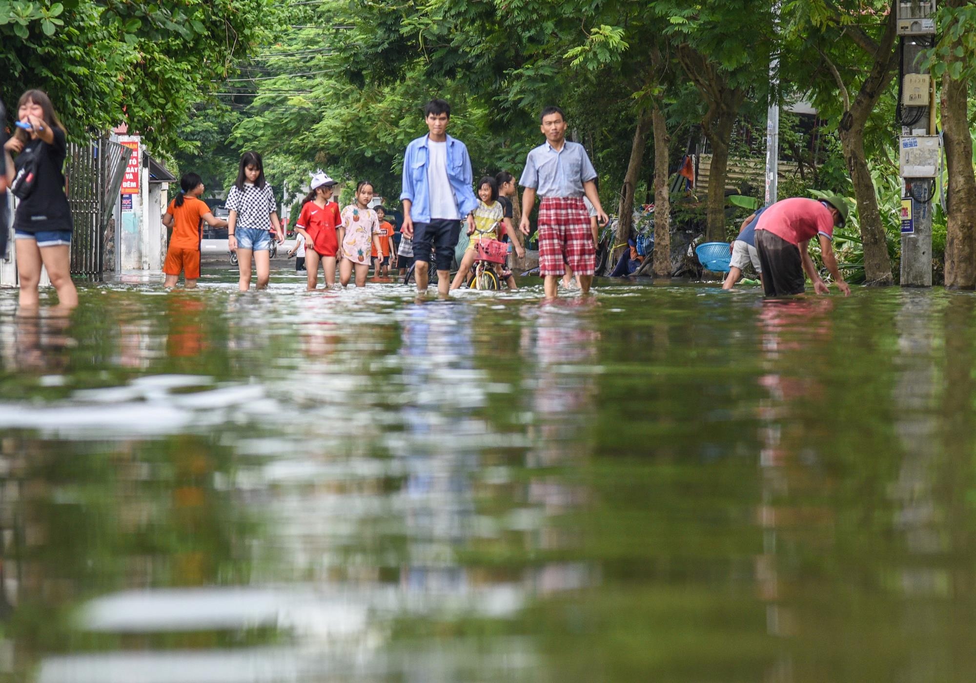 Con pho giua Ha Noi ngap ung nhieu ngay anh 1