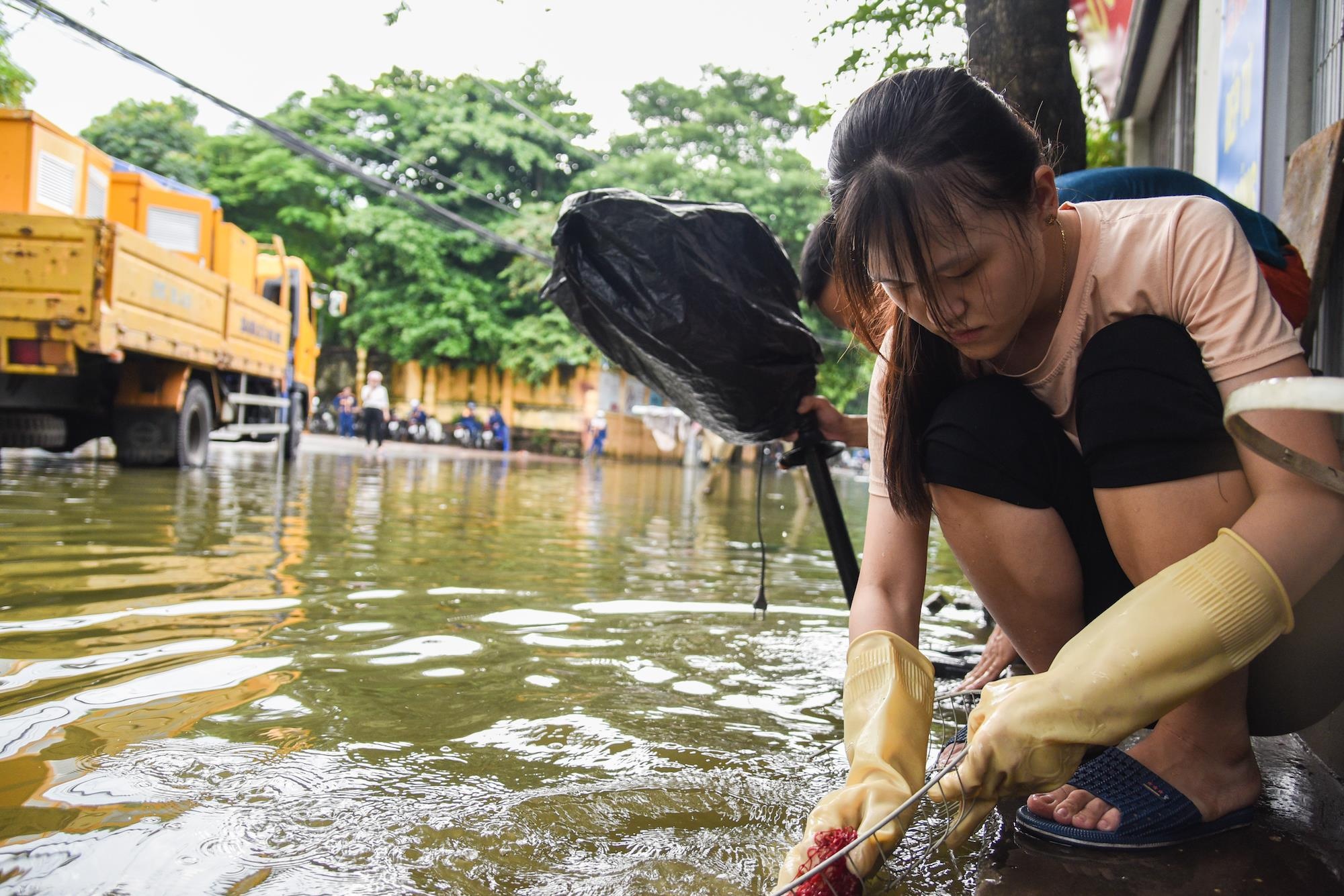 Con pho giua Ha Noi ngap ung nhieu ngay anh 4