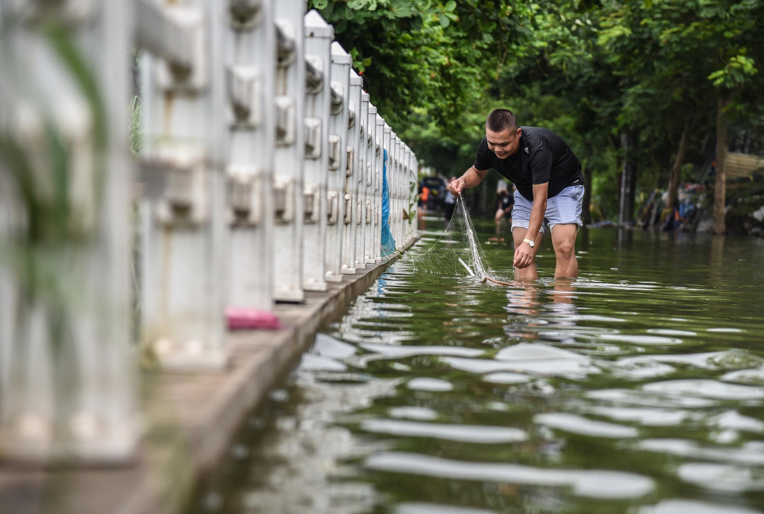 Con pho giua Ha Noi ngap ung nhieu ngay anh 5